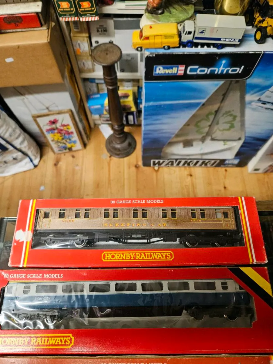 Hornby OO Gauge Carraiges - Image 2