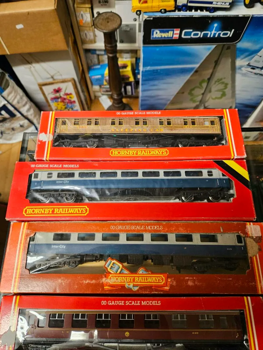 Hornby OO Gauge Carraiges - Image 4