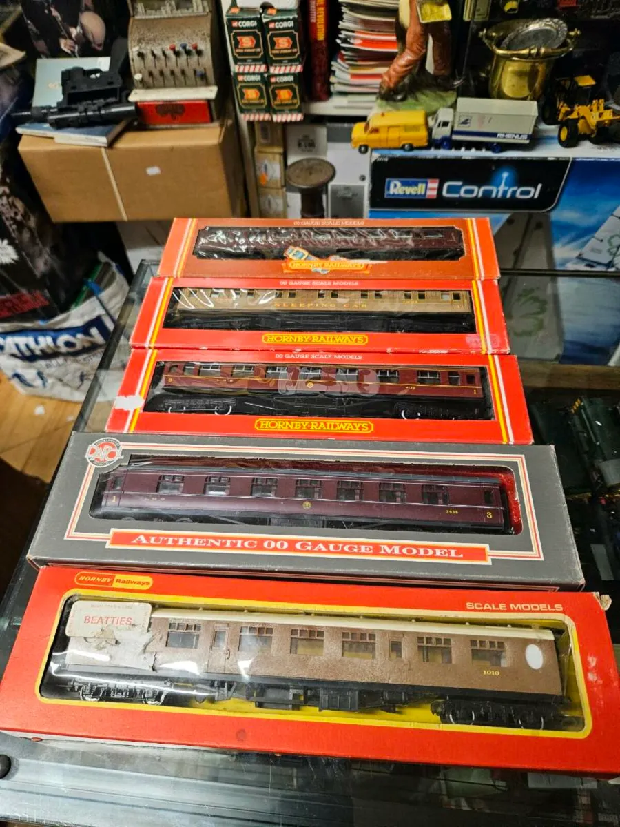 Hornby OO Gauge Carraiges - Image 1