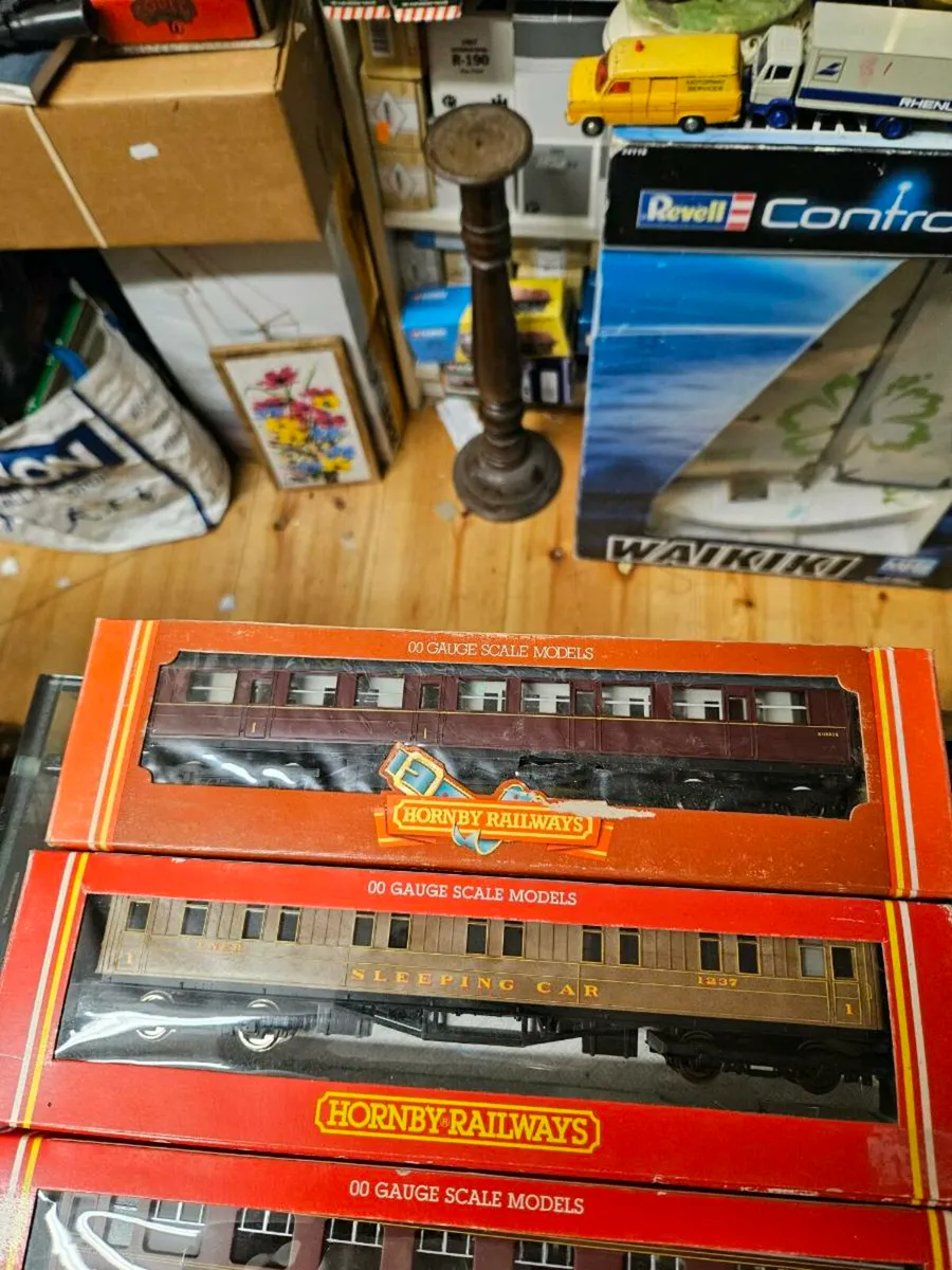 Hornby OO Gauge Carraiges - Image 2