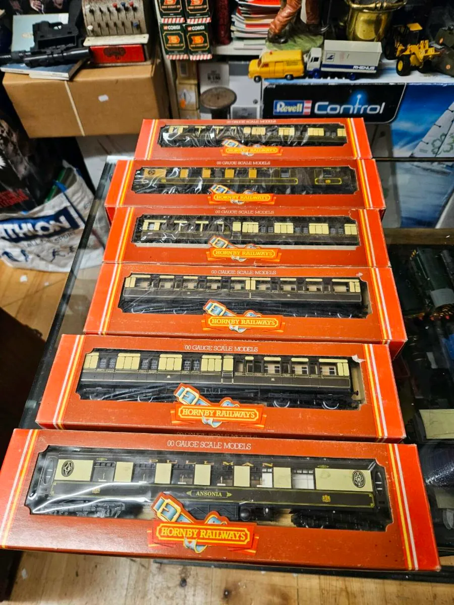 Hornby OO Gauge Carraiges - Image 1