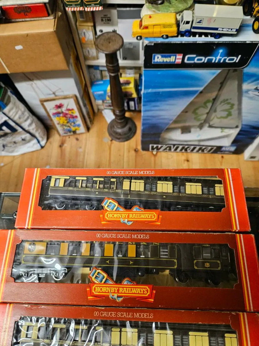 Hornby OO Gauge Carraiges - Image 2