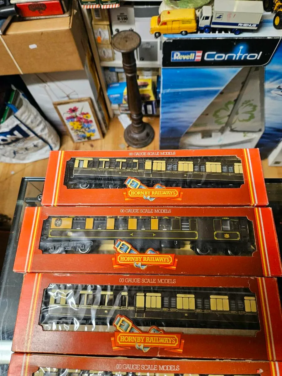 Hornby OO Gauge Carraiges - Image 3