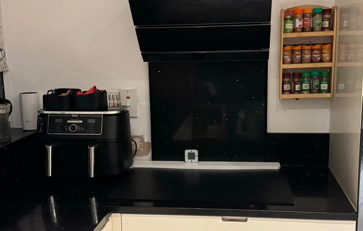 Granite work top with double sink & exterior fan - Image 1