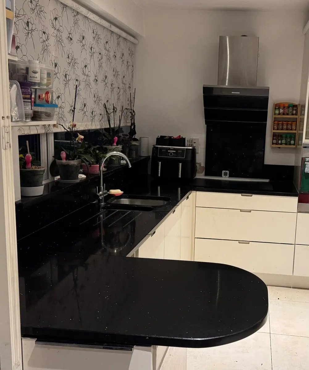 Granite work top with double sink & exterior fan - Image 3