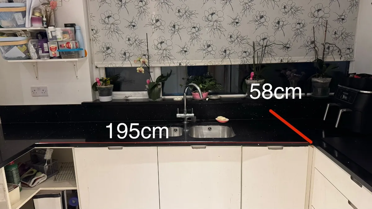 Granite work top with double sink & exterior fan - Image 4