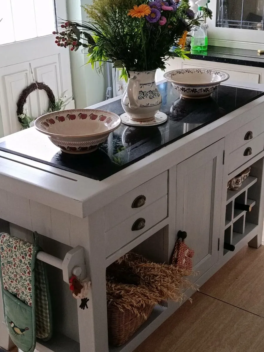 Solid kitchen island granite top delivery arranged - Image 1