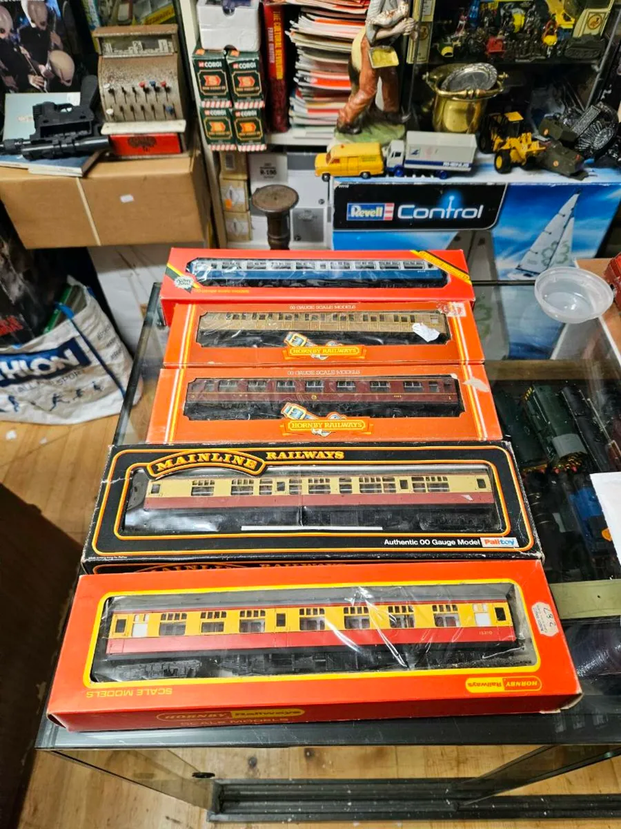 Hornby OO Gauge Carraiges - Image 1