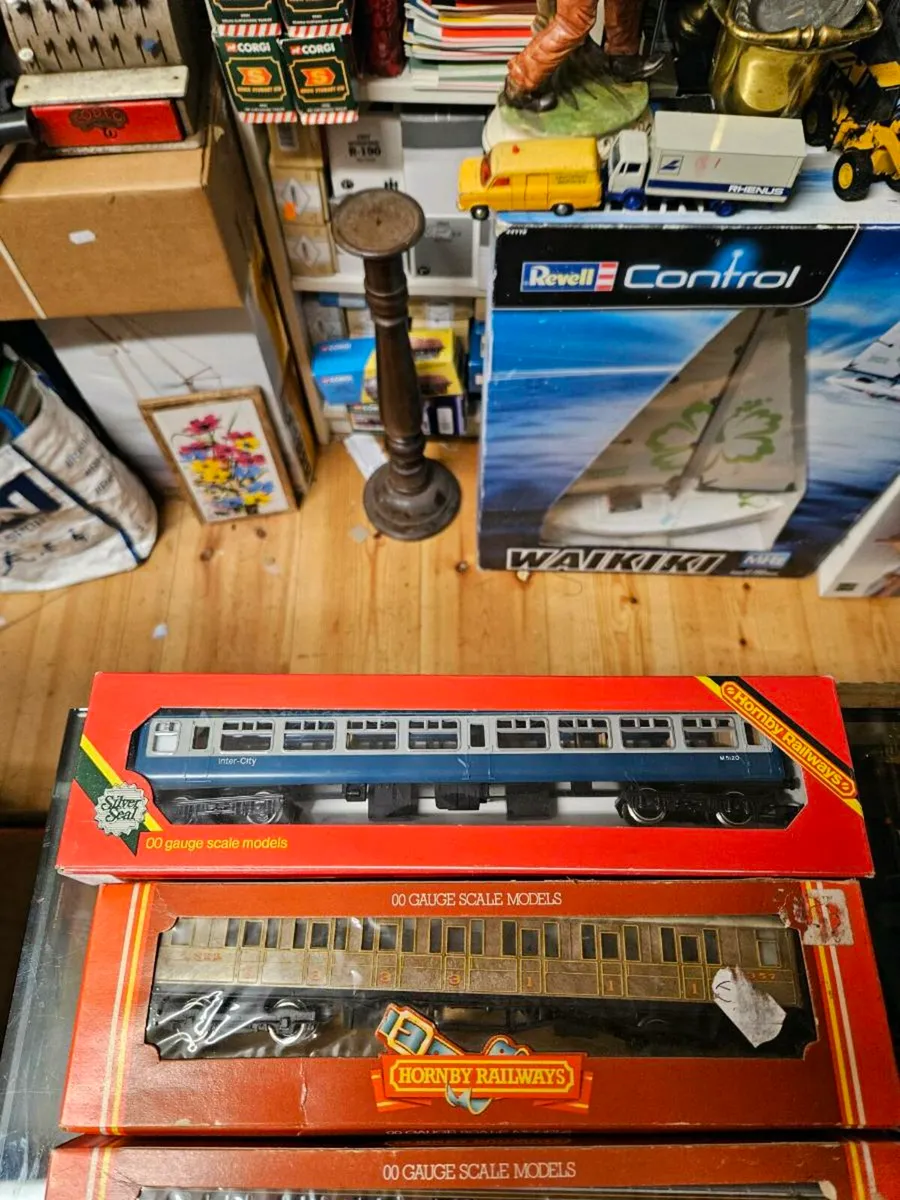 Hornby OO Gauge Carraiges - Image 2