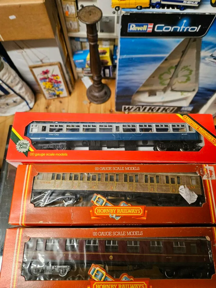 Hornby OO Gauge Carraiges - Image 3