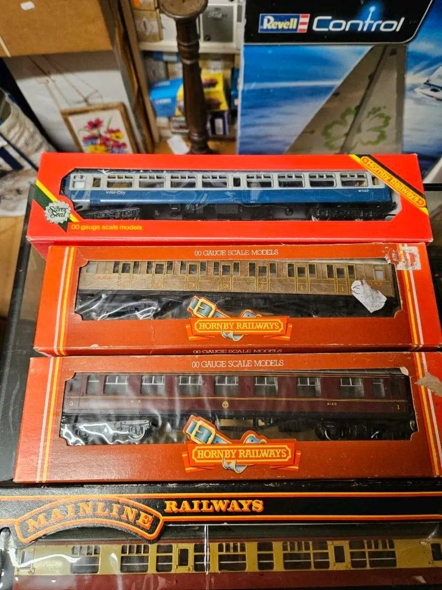 Hornby OO Gauge Carraiges - Image 4