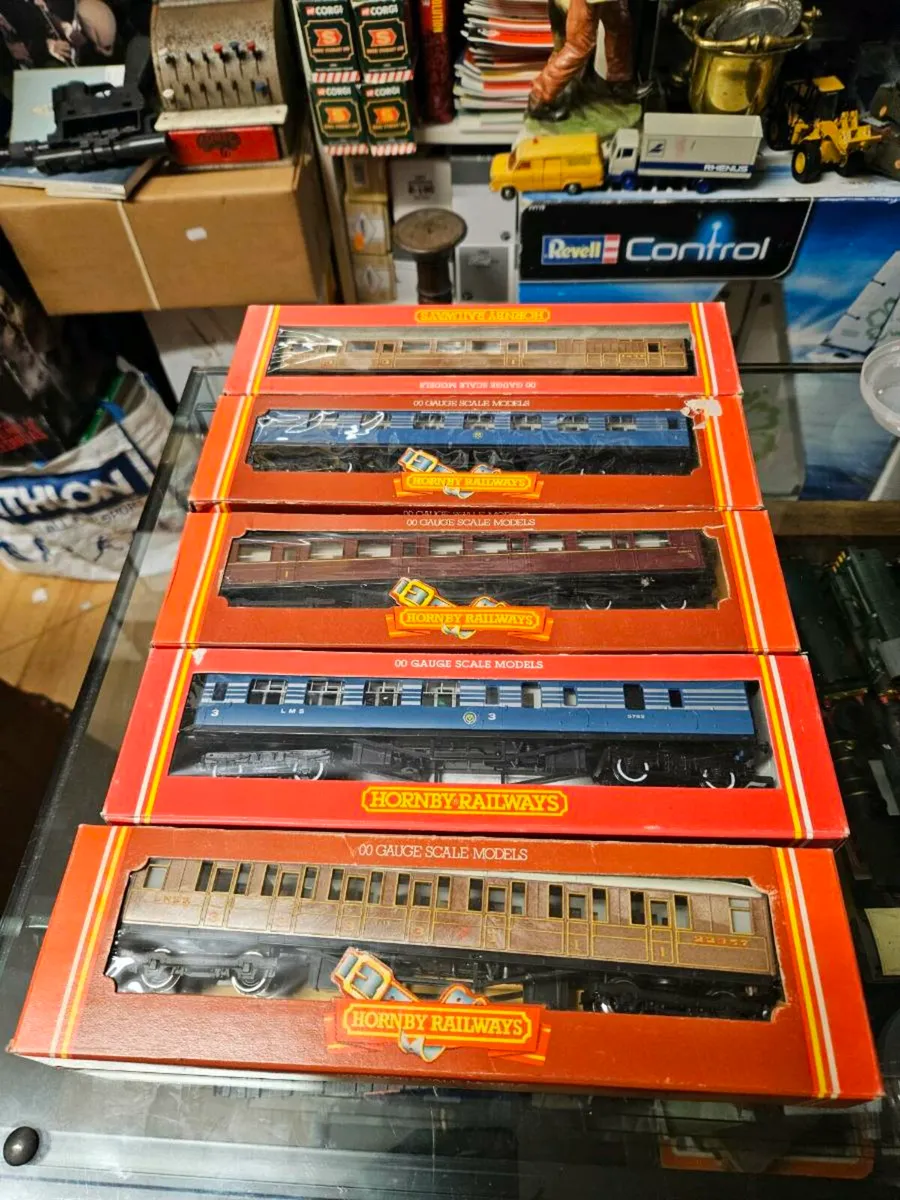 Hornby OO Gauge Carraiges - Image 1