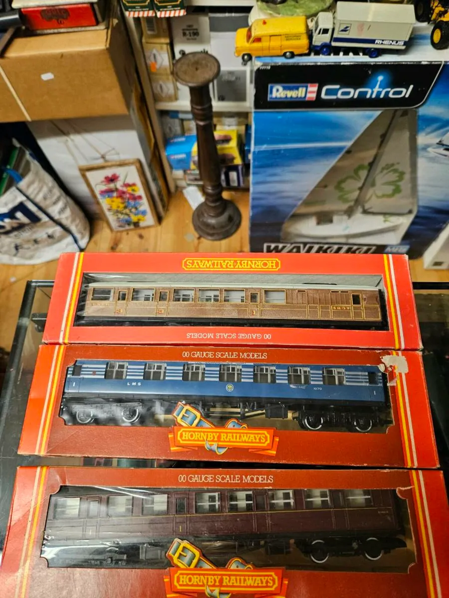 Hornby OO Gauge Carraiges - Image 2