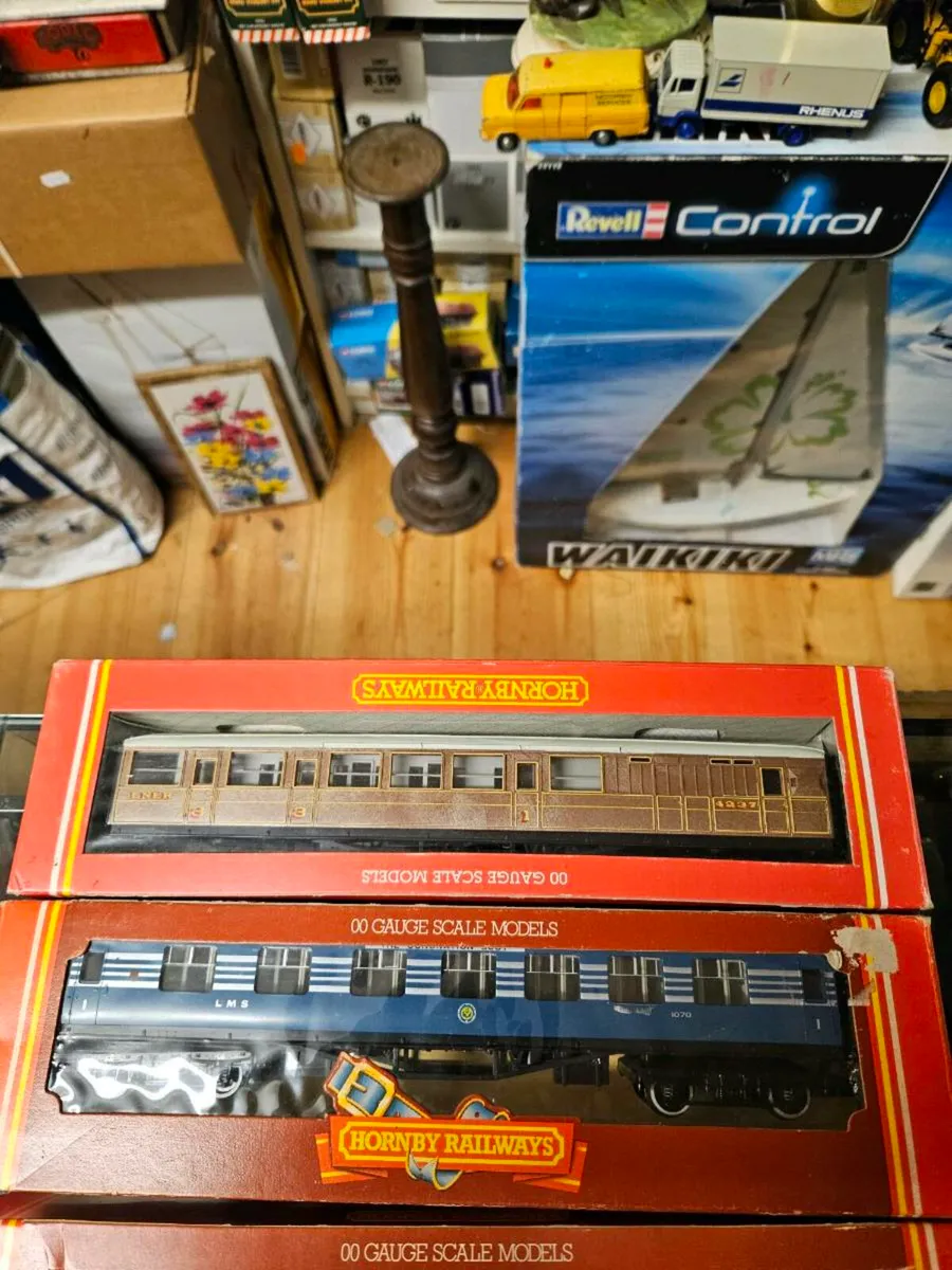 Hornby OO Gauge Carraiges - Image 3