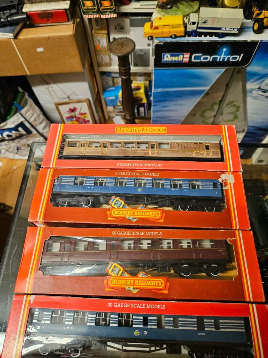 Hornby OO Gauge Carraiges - Image 4