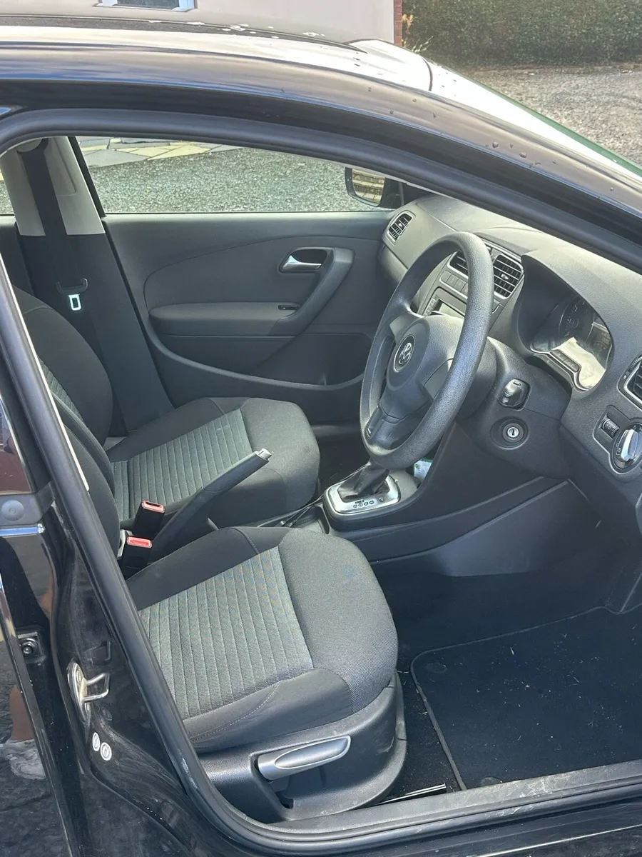 Volkswagen Polo 2011 - Image 2