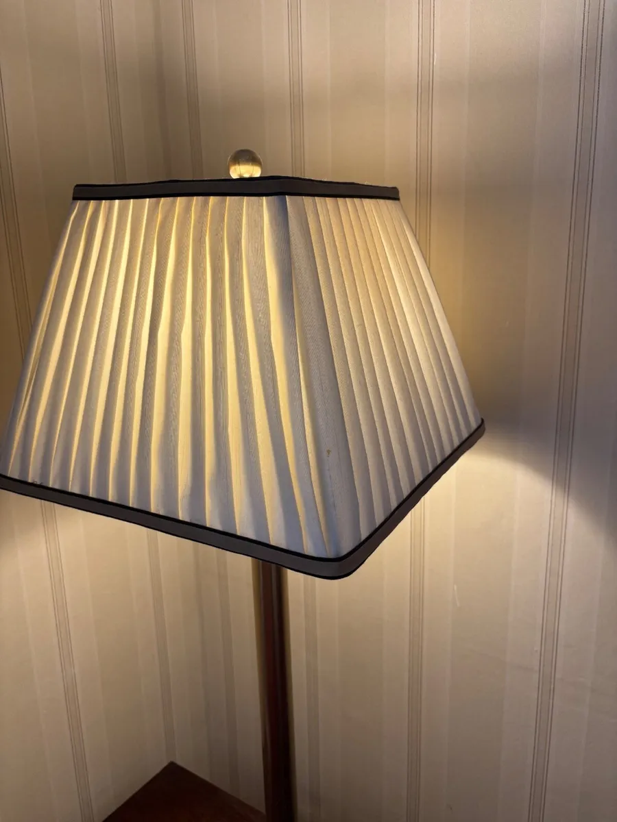 Brass lamp with cream lampshade - Image 2
