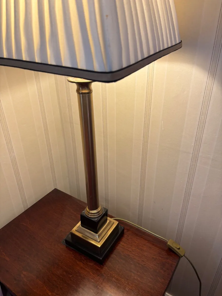 Brass lamp with cream lampshade - Image 3