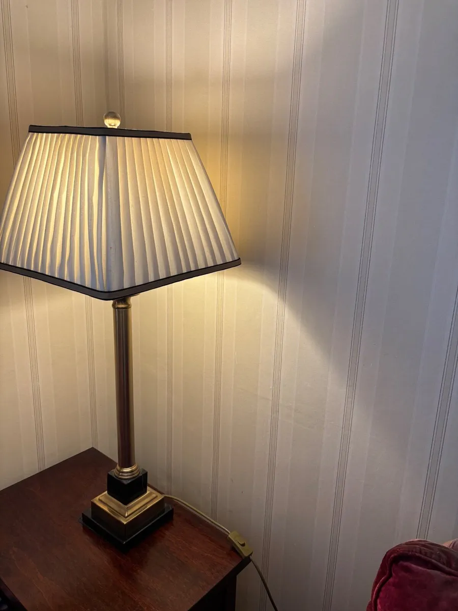 Brass lamp with cream lampshade - Image 4