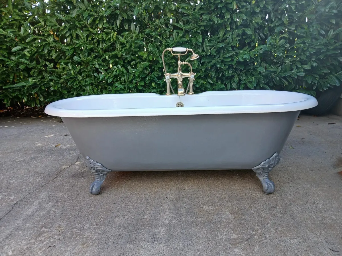 Cast iron bath - Image 1