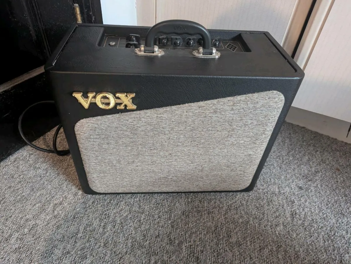 Vox AV15 15W Analog Modeling Amp - Image 1