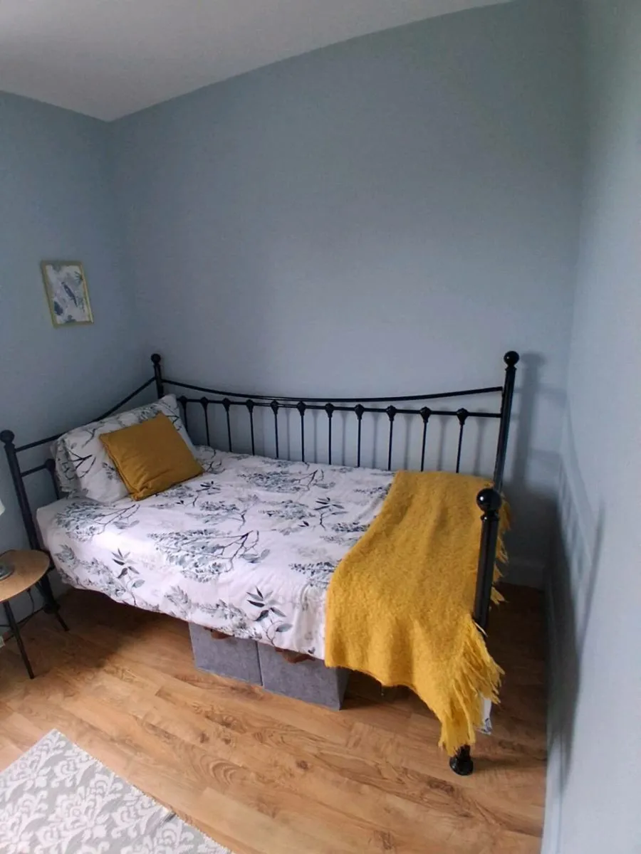 Day bed and trundle - Image 1