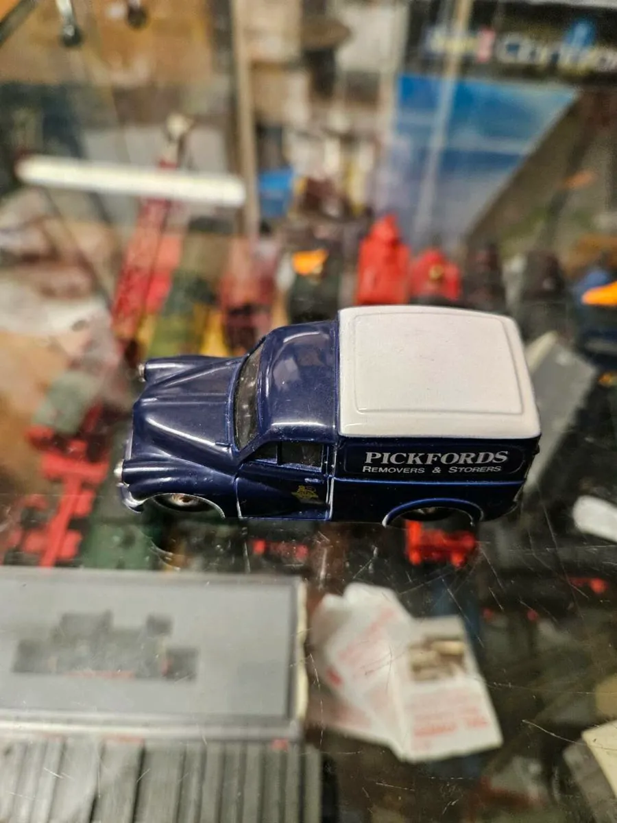 Corgi Pickfords Morris Minor - Image 2