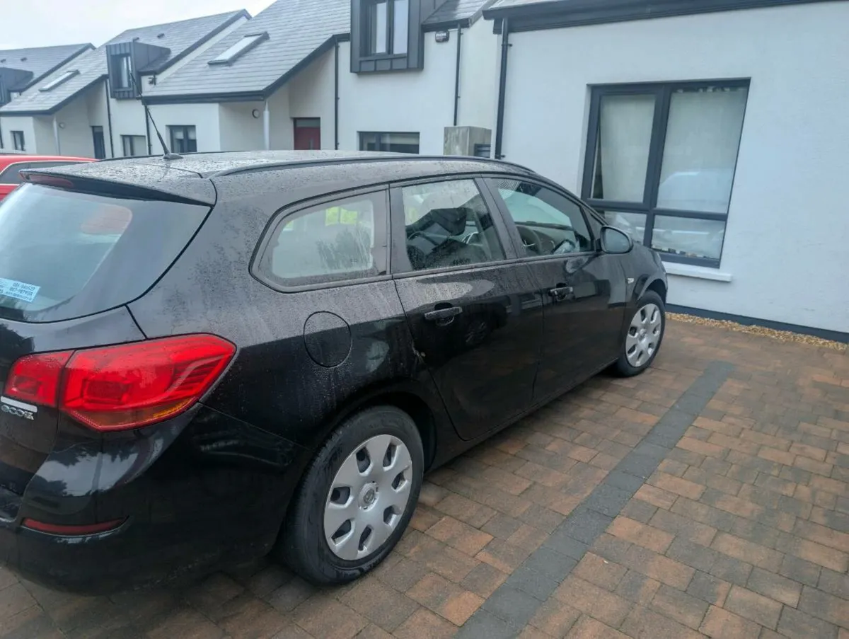Vauxhall Astra Estate - Image 2