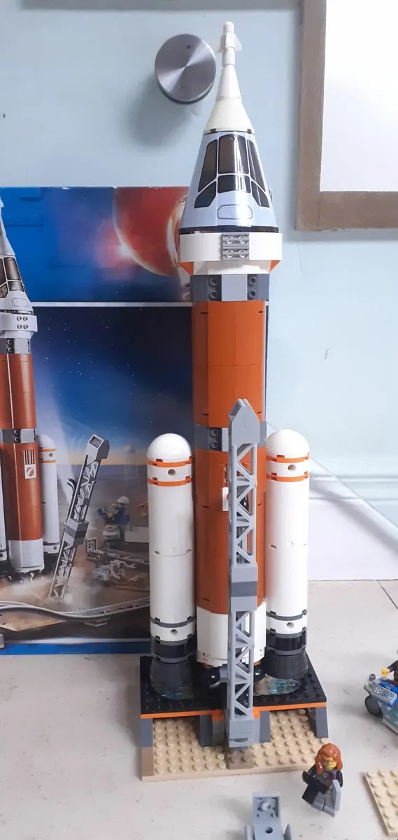 LEGO City | Deep Space Rocket and Launch Control - Image 2