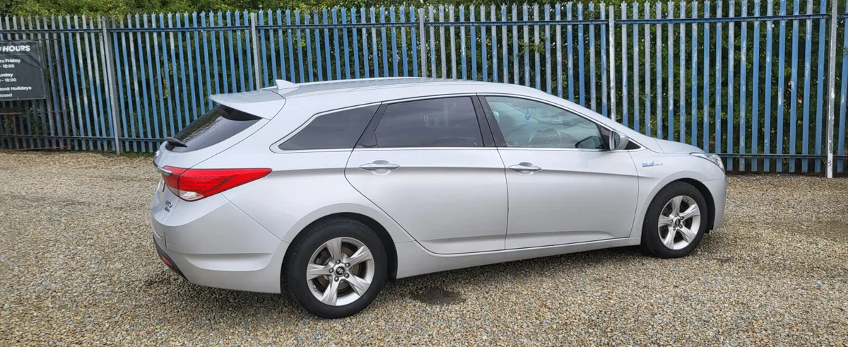 Hyundai i40 2015 long tax and test - Image 3