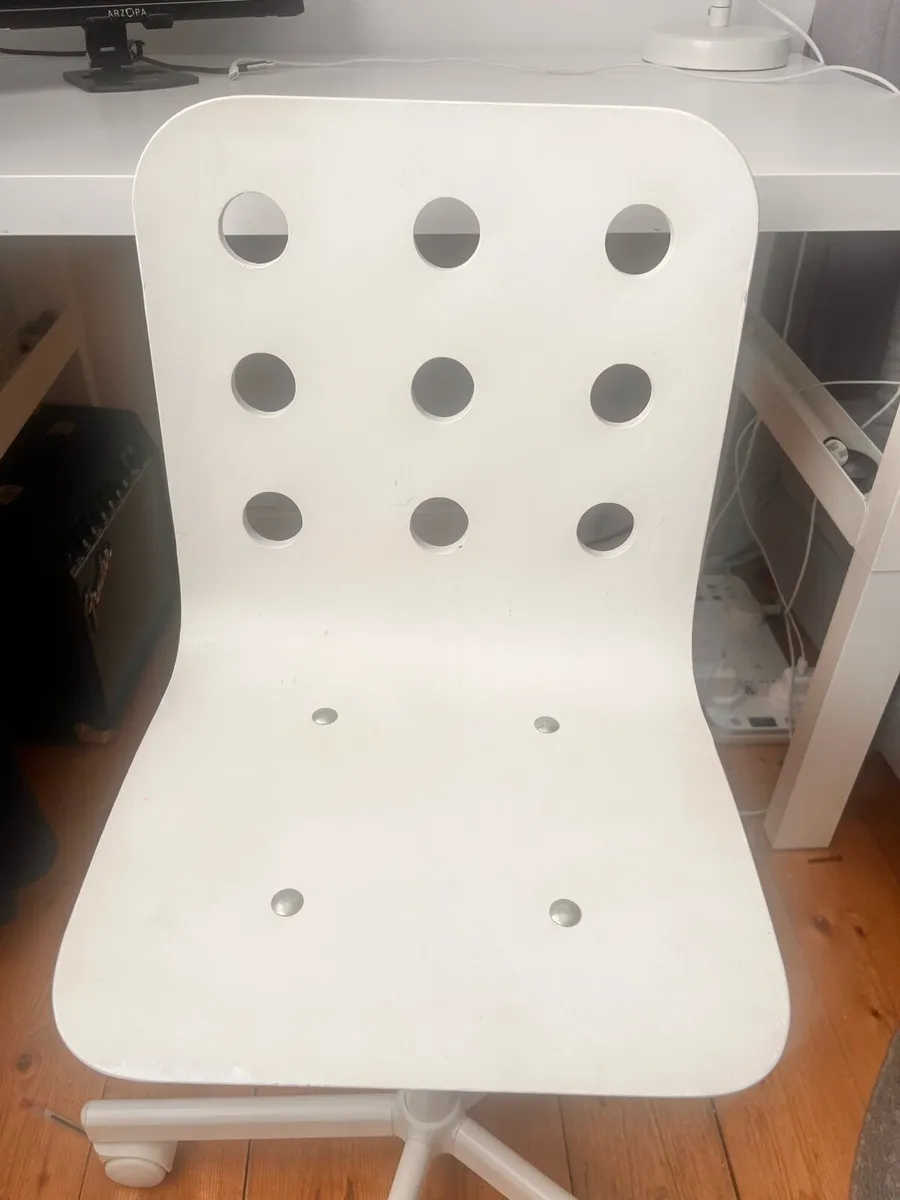Kids Desk and chair - Image 2