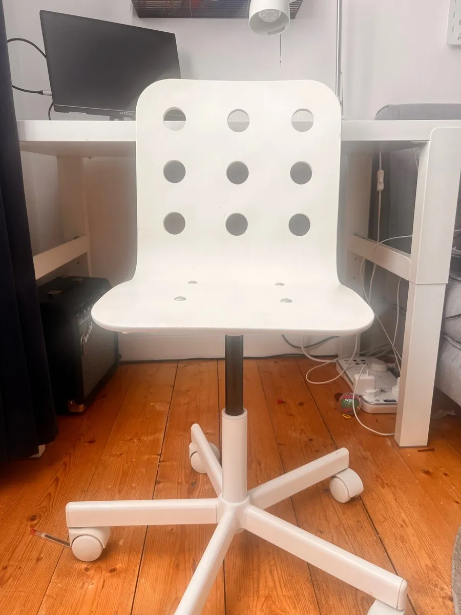 Kids Desk and chair - Image 3