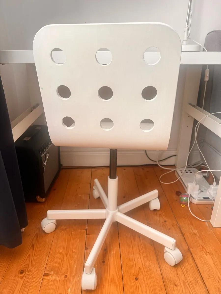 Kids Desk and chair - Image 4