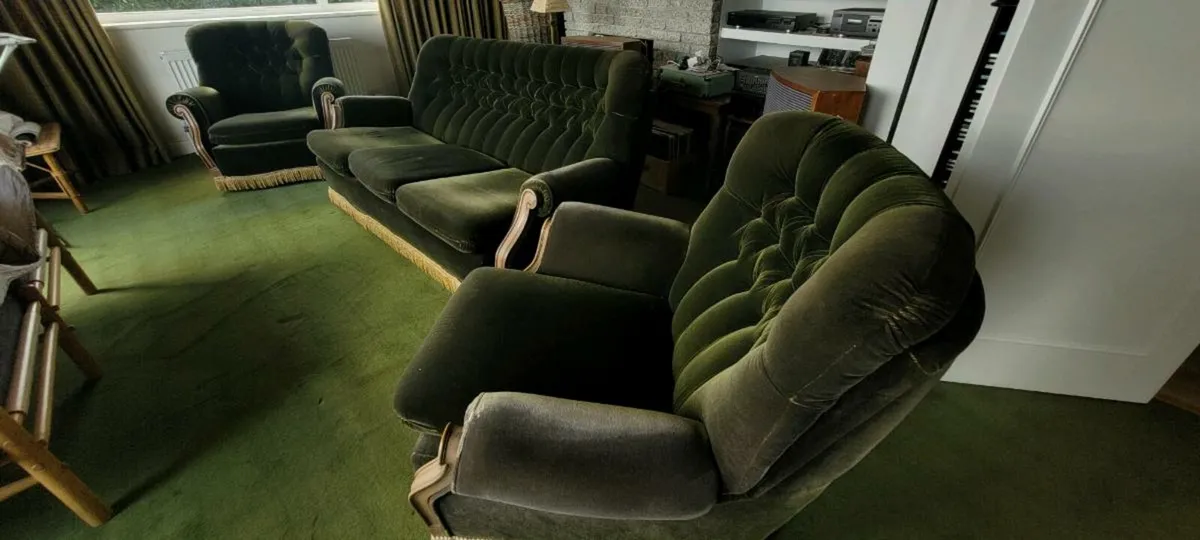 Three piece suite - Image 1