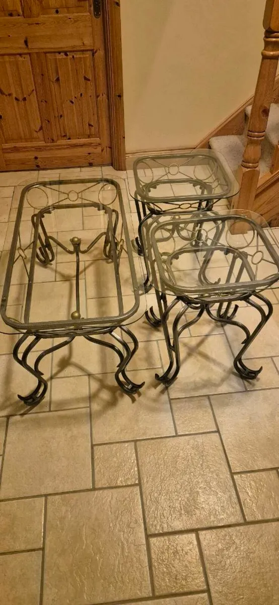 Set of 3 glass tables - Image 1