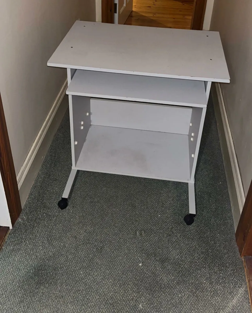 Computer desk - Image 1