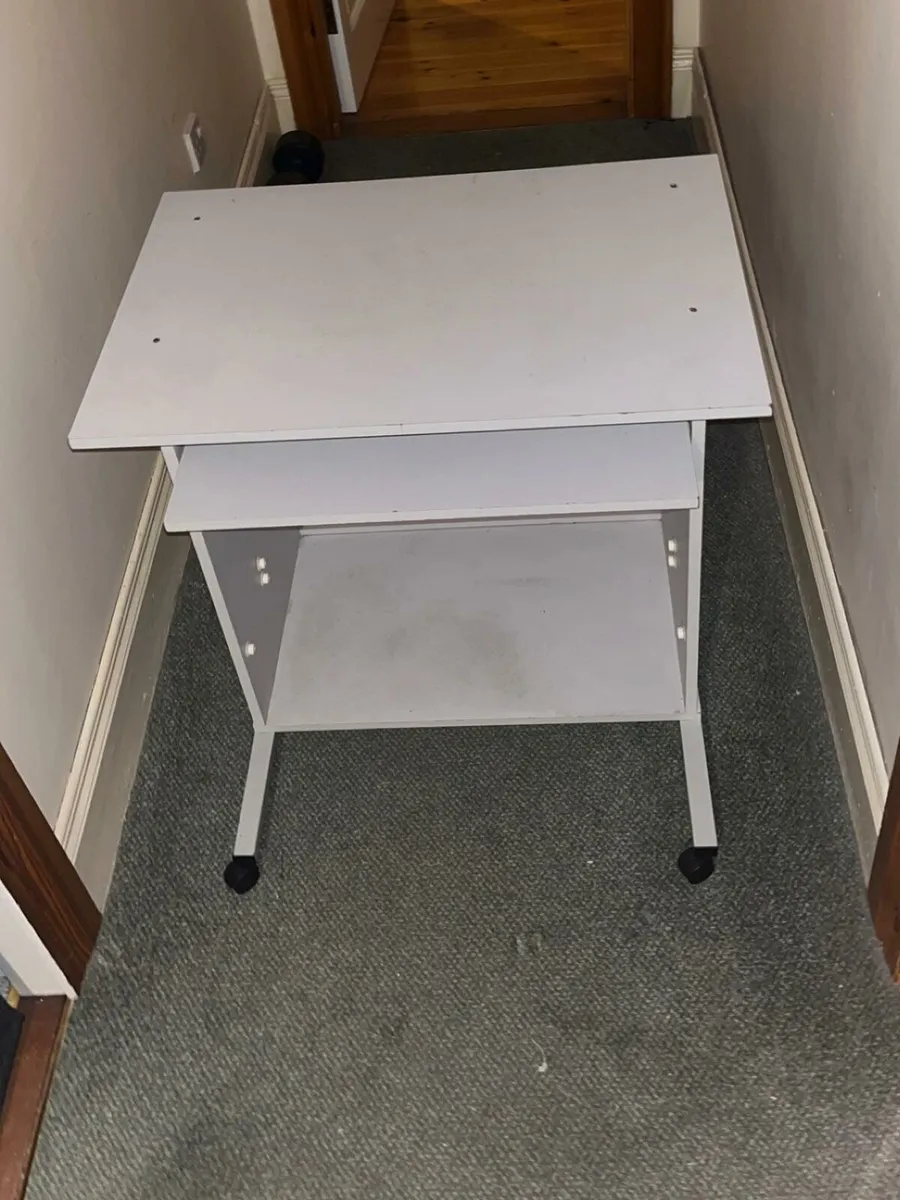 Computer desk - Image 2