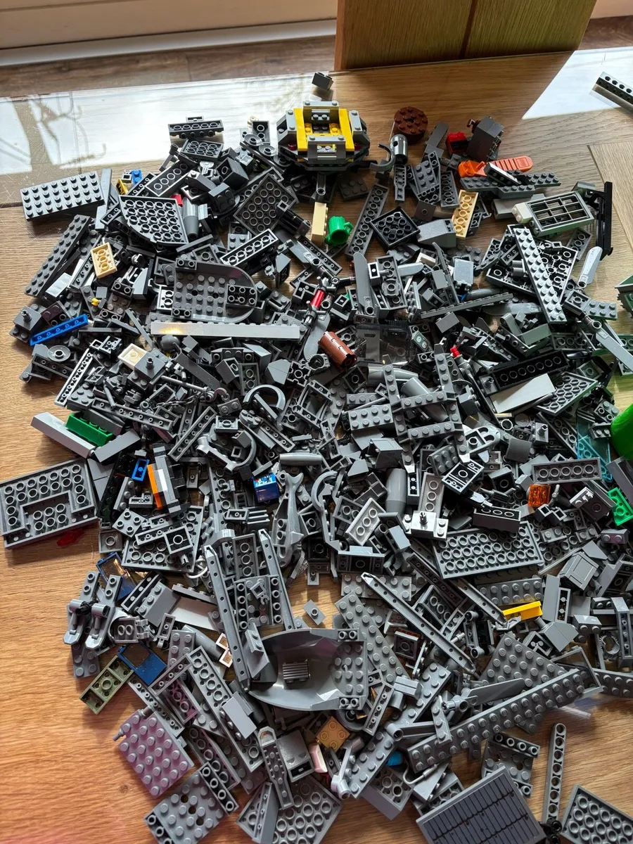 Lego 19kg, 100 Lego Mini Figures - Image 3