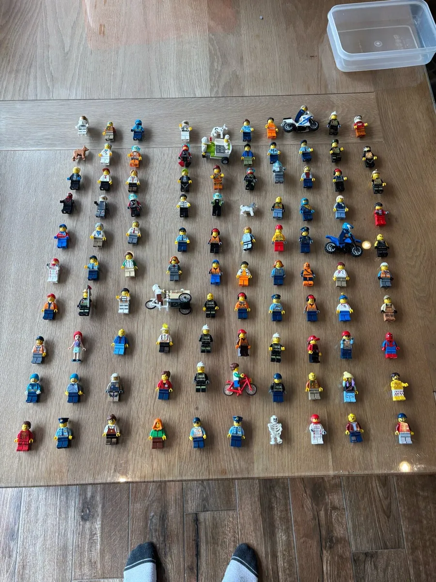 Lego 19kg, 100 Lego Mini Figures - Image 1