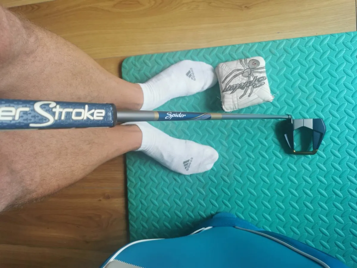 Adidas size 10 golf shoes. Bag. Putter - Image 2
