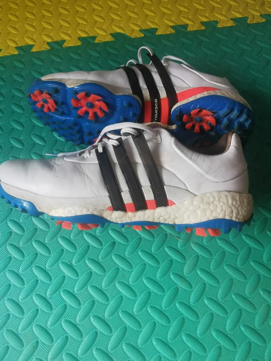 Adidas size 10 golf shoes. Bag. Putter - Image 1