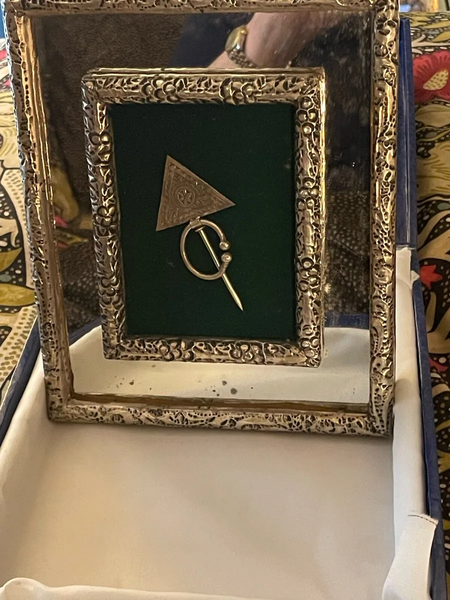 Presentation boxed Berber Amazigh fibula - Image 1