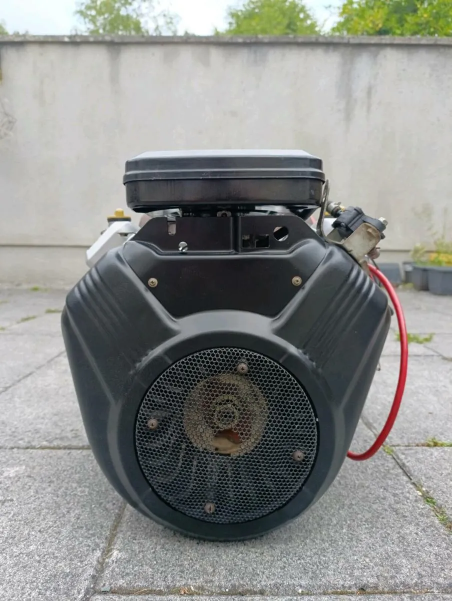 Briggs& Stratton 18 HP engine - Image 3