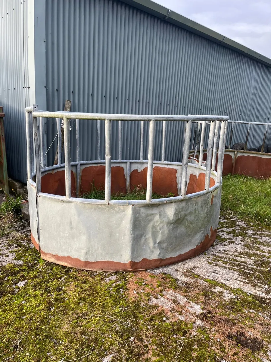 Round hay feeder