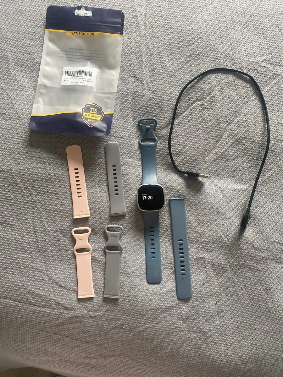 Fitbit versa 4 smartwatch - Image 1