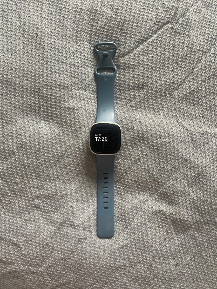 Fitbit versa 4 smartwatch - Image 2