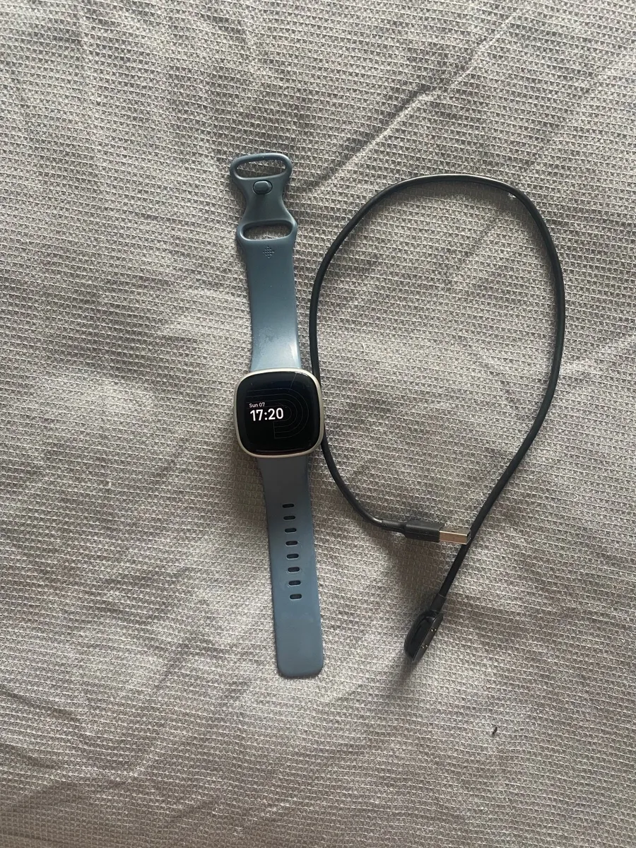 Fitbit versa 4 smartwatch - Image 3