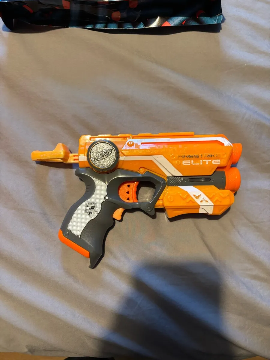Nerf Guns 9, Nerf Bullets, & Vest - Image 4