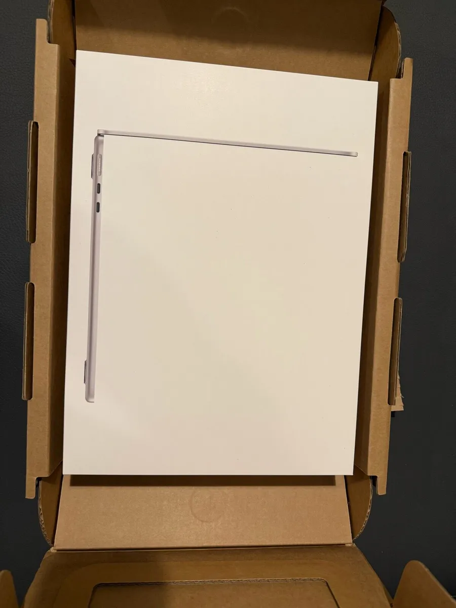MacBook Air 13-inch (M4 2025)16/256GB Sealed - Image 1