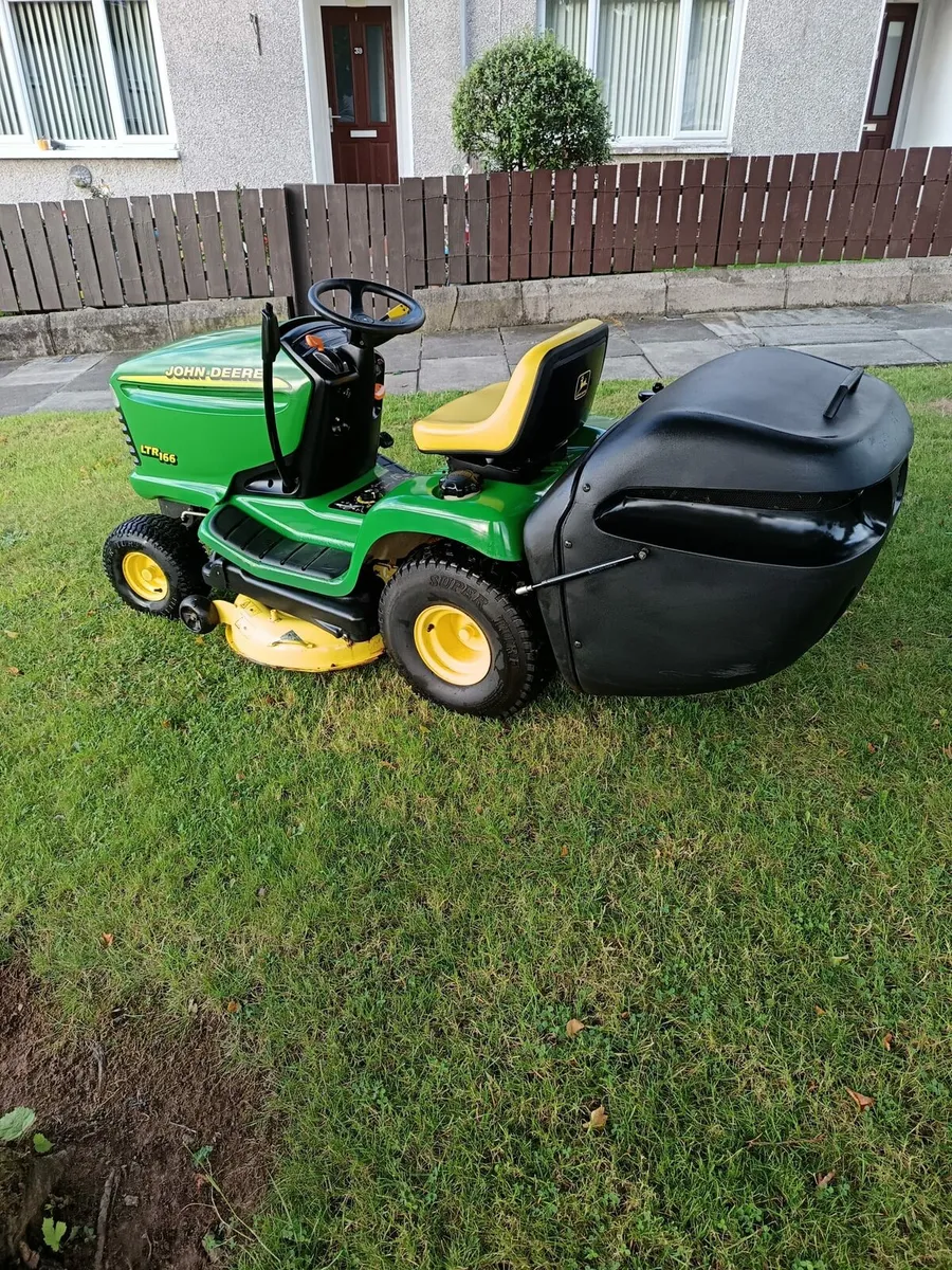 John deere ride on lawnmower - Image 1